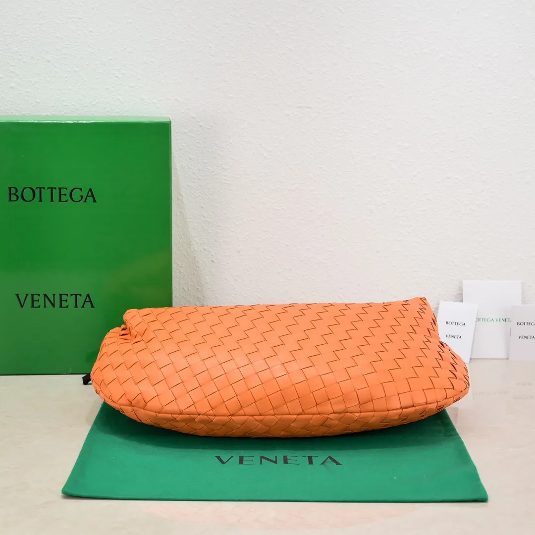 Batch 1860 Early spring new products#, cool style, retro style, full of vitality, free and easy, distinctive personality brings multi-layered charm to daily wardrobe~ 🔝The soft and flowing fabric conveys a soft touch# A relaxed and comfortable feeling is newly interpreted in the silhouette· Croissant woven sheepskin Size: Width 40 Height 48 Thick 16 [6698#]